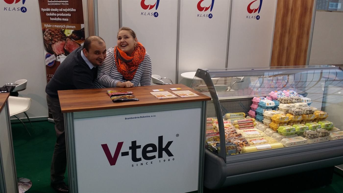 Stánek V-tek s chlazenou vitrínou plnou bramborových výrobků na potravinářském veletrhu